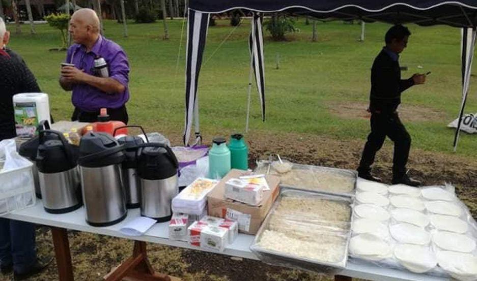 Familias de Puerto Iguaz� recibieron con comida y bebida a los turistas