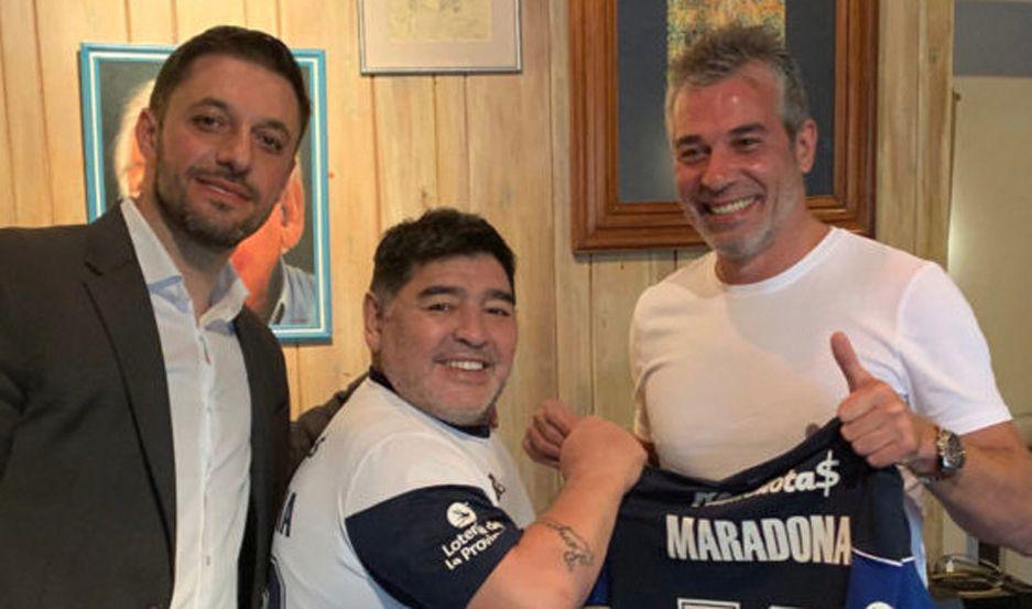 Presentan a Maradona que dirigiraacute una praacutectica abierta para 20 mil hinchas