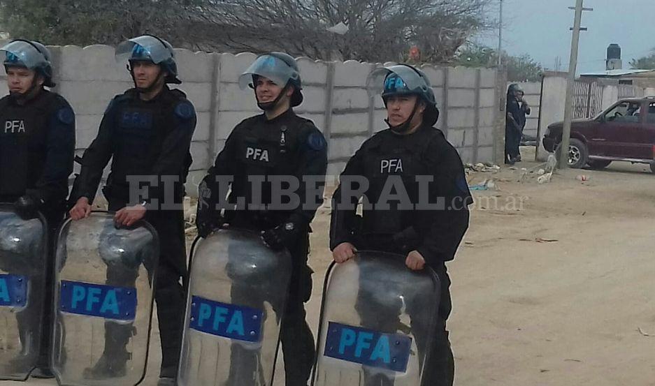 Barrio General Paz- la Policiacutea Federal detuvo a cuatro personas y secuestroacute marihuana y cocaiacutena