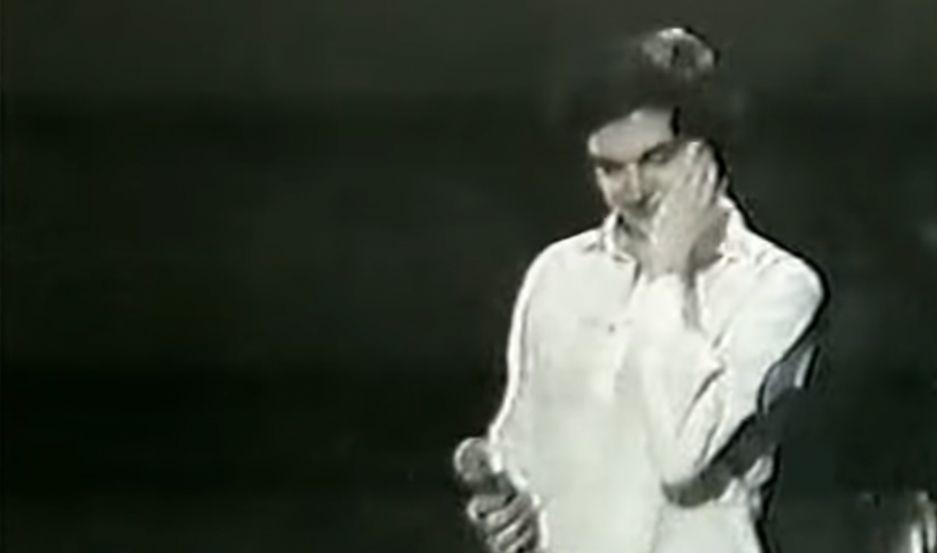 VIDEO  El diacutea en que Camilo Sesto rompioacute en llanto al cantar para su madre