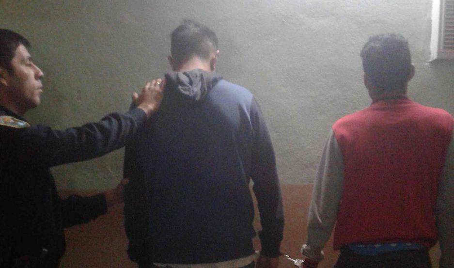Apresan a dos ladrones que habían robado el estéreo de un automóvil