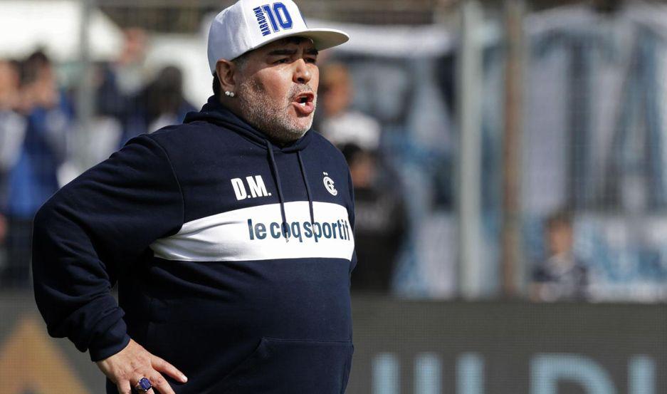 Diego Maradona se tomoacute el diacutea y faltoacute al entrenamiento de Gimnasia