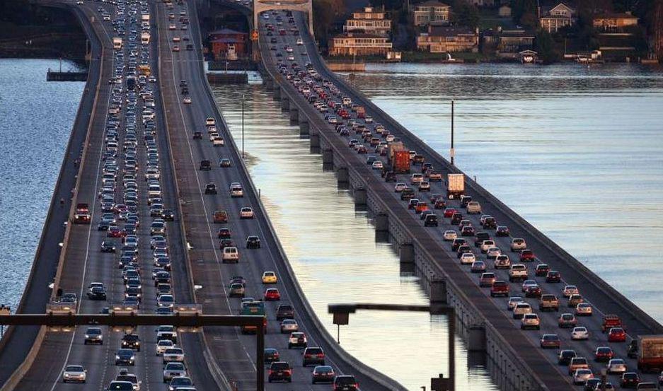 EEUU da un salto de ingenieriacutea con tren sobre un puente flotante en el lago Whashington de Seattle