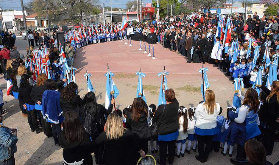 El municipio bandentildeo rindioacute homenaje a los maestros en un acto