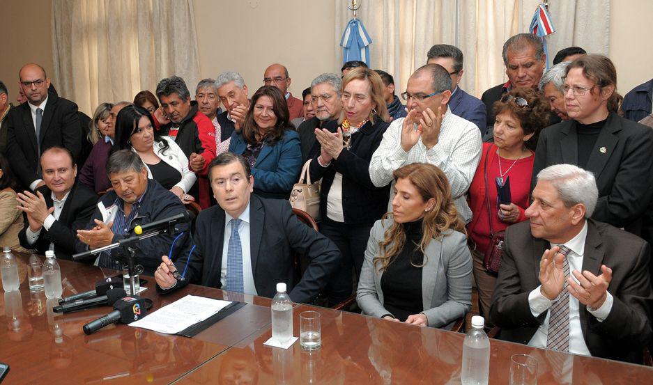 El gobernador Zamora anuncioacute medidas por maacutes de 2 mil millones para paliar la situacioacuten social