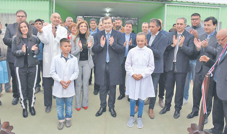 El gobernador inauguroacute obras en la escuela de Dontildea Luisa departamento Guasayaacuten