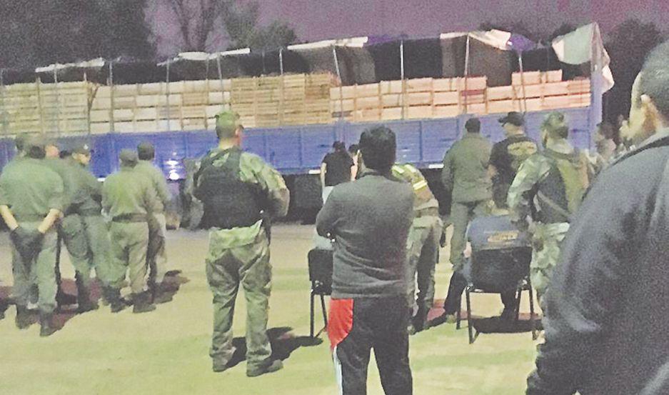 Secuestran 408 kilos de cocaiacutena en el peaje de Fernaacutendez camuflados entre tomates y berenjena