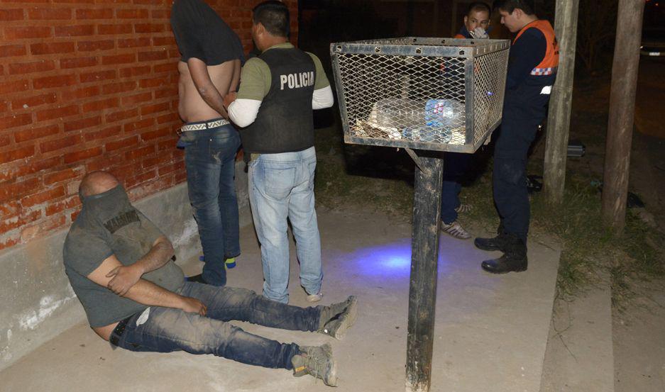 Apresan al ldquoGordo Curirdquo con cocaiacutena armas y balanzas de precisioacuten junto a cuatro prostitutas