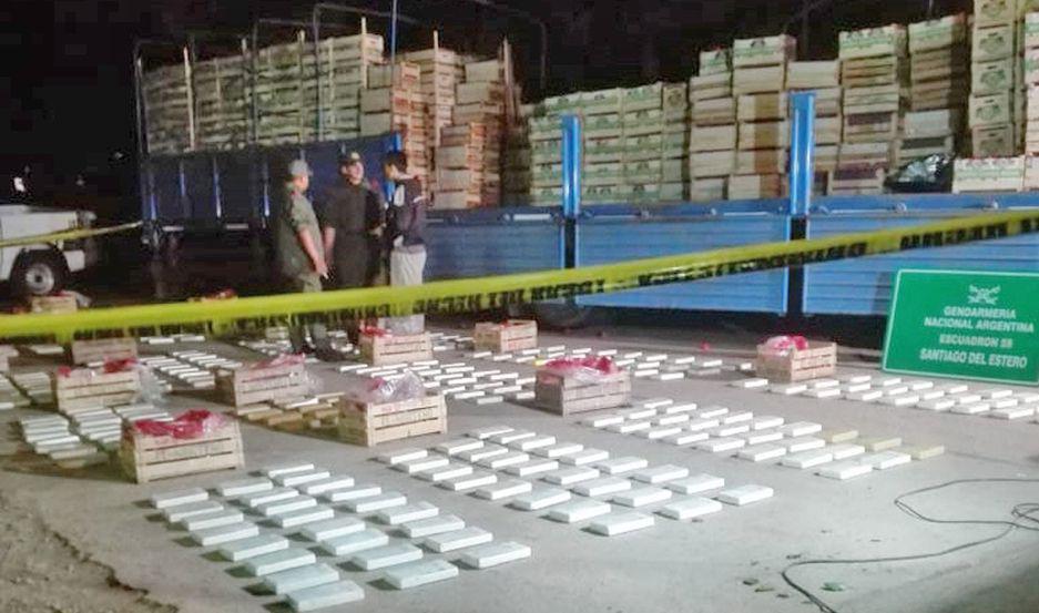 Video  Asiacute descubriacutean los 408 kilos de cocaiacutena camuflada en cajones de tomate