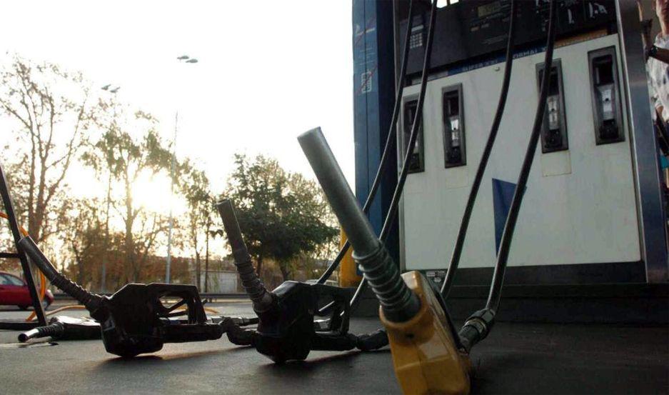 Denuncian que falta combustible en estaciones blancas del interior