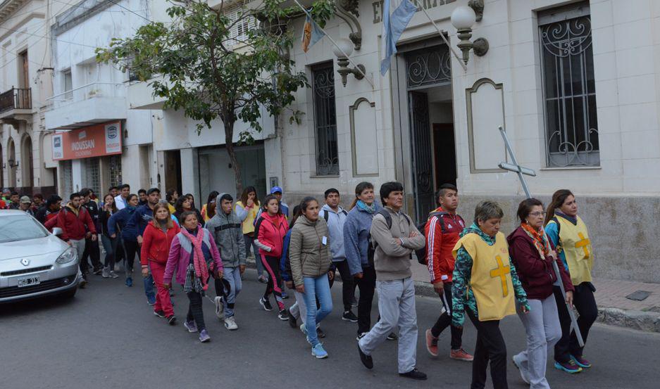 Cientos de peregrinos caminan rumbo al santuario del Sentildeor de los Milagros de Mailiacuten