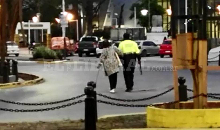 VIDEO  Grabaron a un agente de traacutensito ayudando a una mujer con bastoacuten