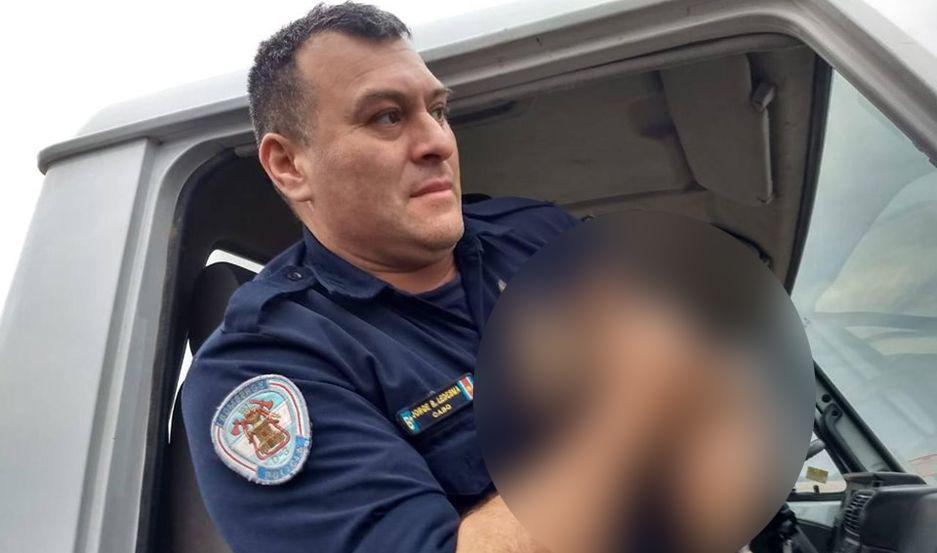 Bomberos de la policiacutea apagaban un incendio de pastizales y se llevaron una gran sorpresa