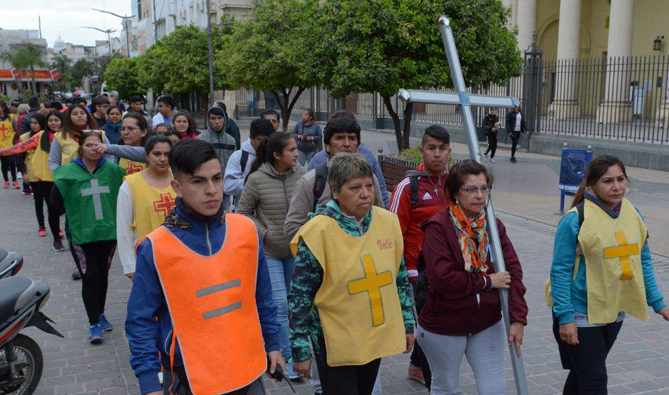 Cientos de peregrinos de la Capital partieron  al encuentro con el Sentildeor de los Milagros
