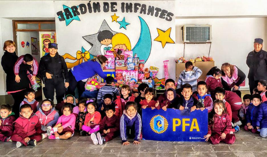 La Policiacutea Federal llevoacute juguetes y comestibles a un jardiacuten de infantes