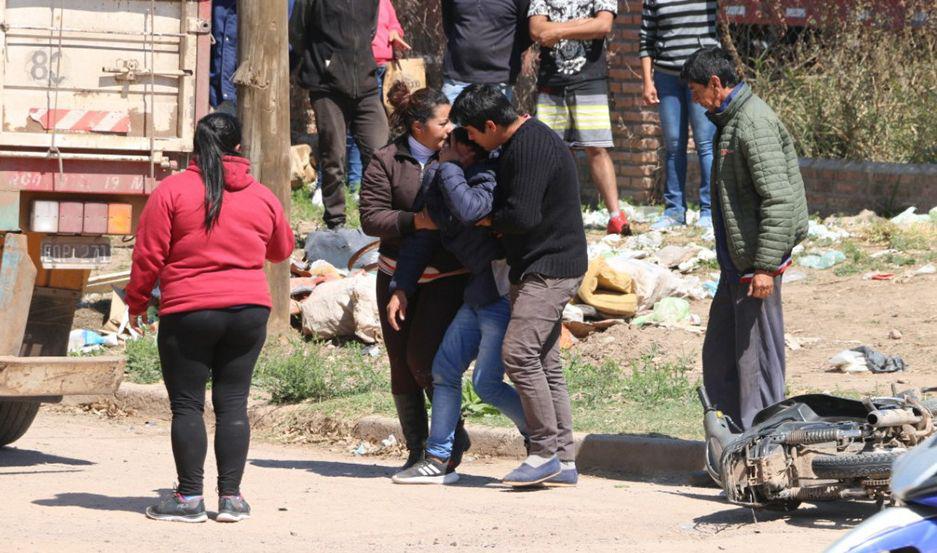 Recogioacute a su hermana del colegio y a 300 metros de su casa murieron aplastados por un camioacuten