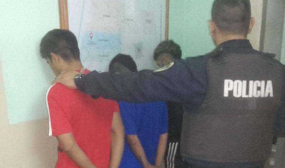 Atrapan a tres joacutevenes que teniacutean cocaiacutena y marihuana