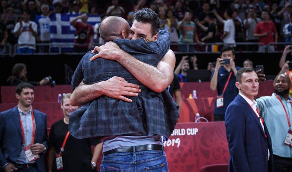 VIDEOS  A pura emocioacuten- el festejo en el vestuario y el abrazo entre Manu y Scola