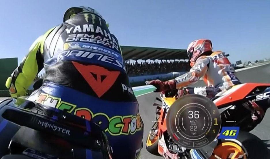 VIDEO  Marc Maacuterquez y Valentino Rossi tuvieron un tenso cruce en la pista