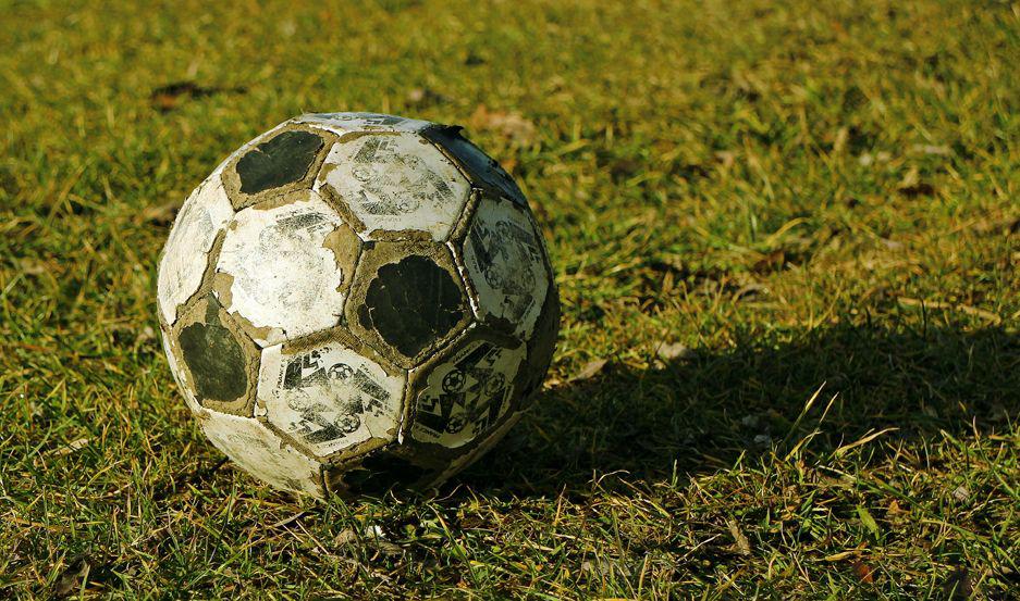 Un hombre de 51 antildeos murioacute mientras jugaba un partido de fuacutetbol