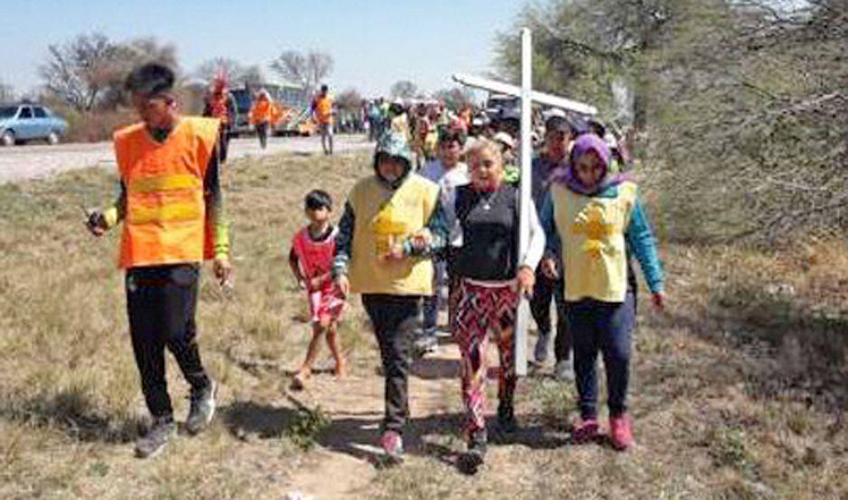 Salvoacute su vida en el accidente en el que murieron cinco peregrinos quedoacute invaacutelida y ahora volvioacute a peregrinar