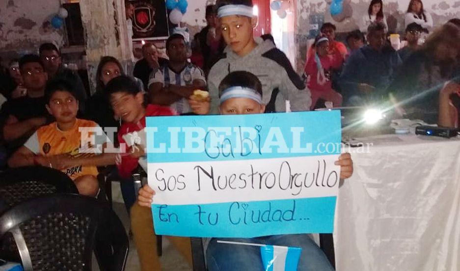 Los chicos de la Escuela del Club Mitre le brindan su apoyo a Tortuga Deck