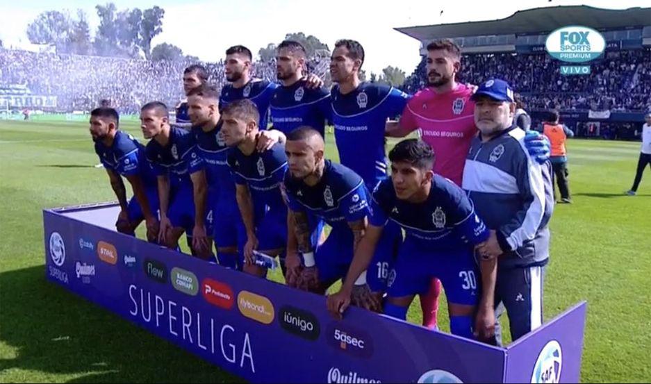 VIDEO  Diego posoacute con el equipo en una foto para la historia