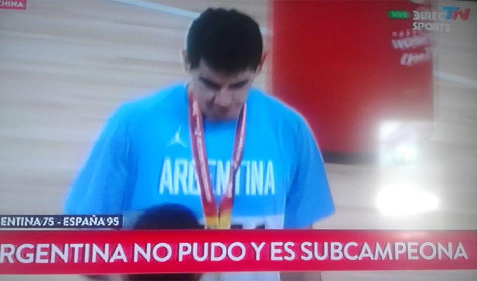 Gabriel Deck recibió con orgullo la medalla de plata conseguida en el Mundial de Bsquet China 2019