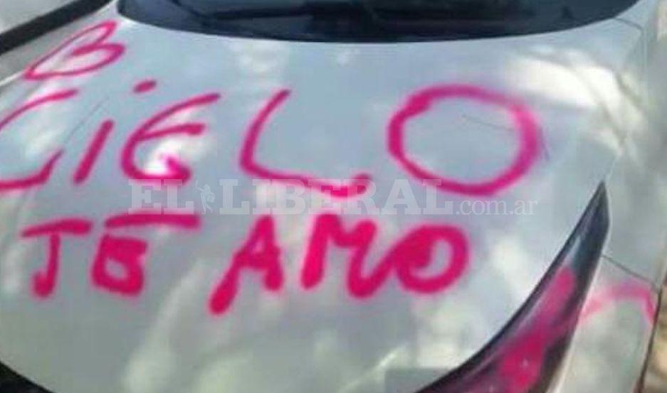 VIDEO  Despechada una mujer habriacutea pintado con aerosol el auto del ex