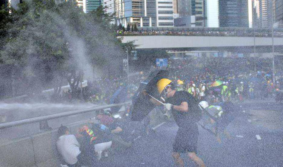 Nuevos enfrentamientos violentos entre policiacuteas y manifestantes en Hong Kong