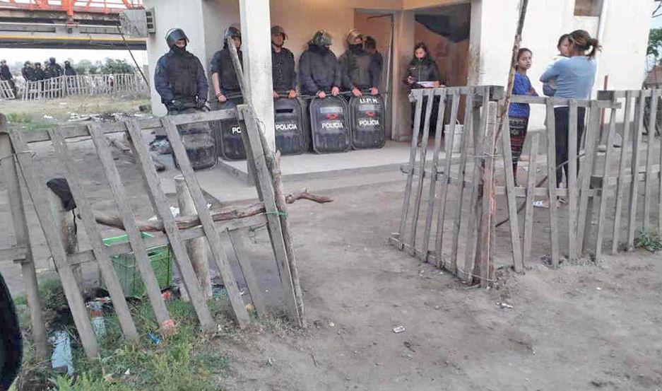 Participaba de una fiesta y murioacute al ser atacado  por dos hermanos que le dispararon en el toacuterax