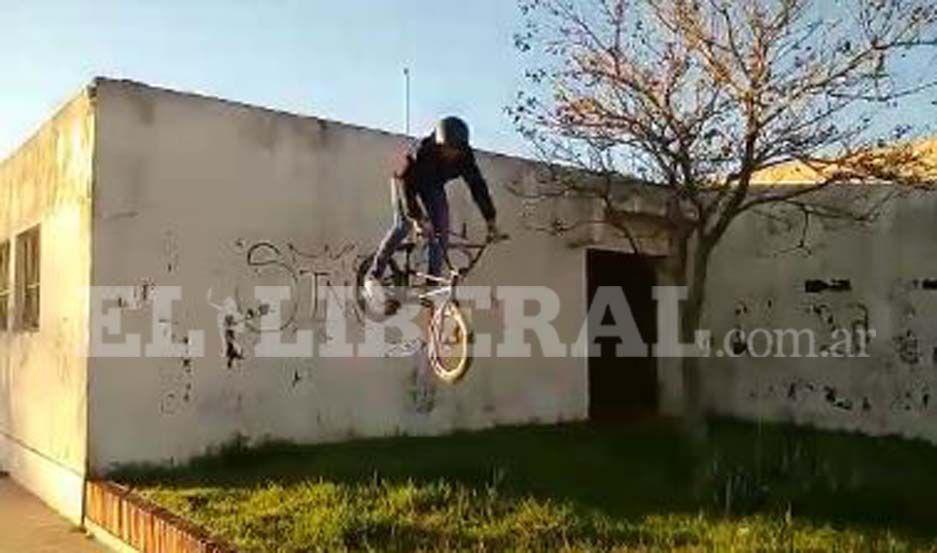 Insólito- hacía acrobacias en bicicleta y se tiró desde el techo del Registro Civil