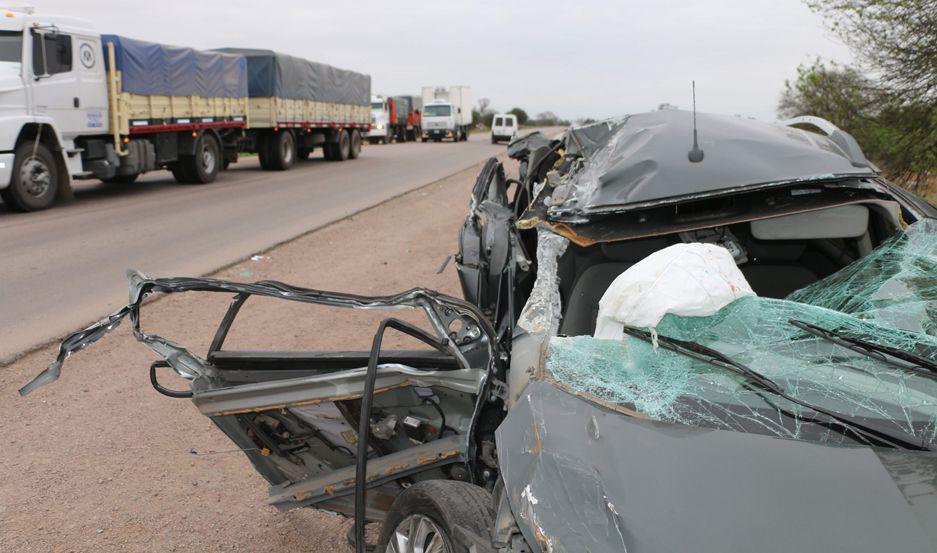 Chocaron desde atraacutes contra el acoplado de un camioacuten y una mujer murioacute