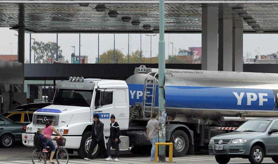 El precio de naftas acumula un atraso de 30-en-porciento- en surtidores