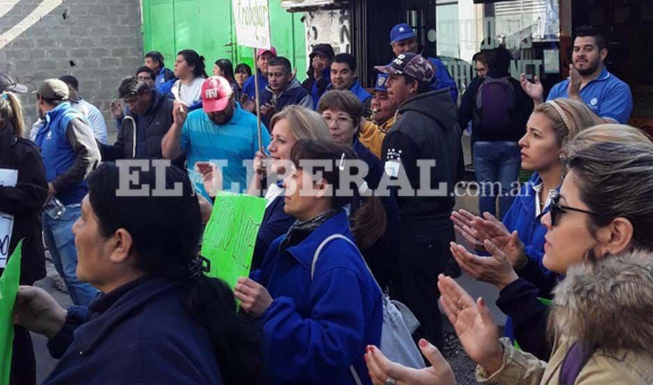 Los trabajadores de Emilio Luque reclaman por su estabilidad laboral y por el cobro de sueldos atrasados