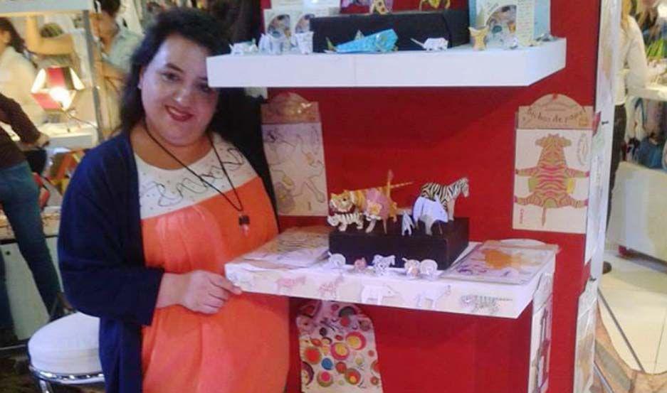 Marcela Gómez de Olivera creó Bichos de Papel un emprendimiento dedicado al armado de juguetes de papel con motivos de animales autóctonos