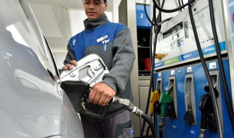 El Gobierno dio marcha atraacutes a su propia medida y autorizoacute suba del 4-en-porciento- en naftas