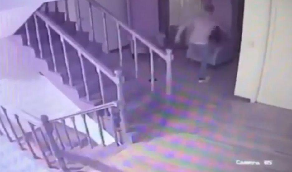 VIDEO  Grabaron a un ex barrabrava de Huracaacuten daacutendole una paliza a su novia