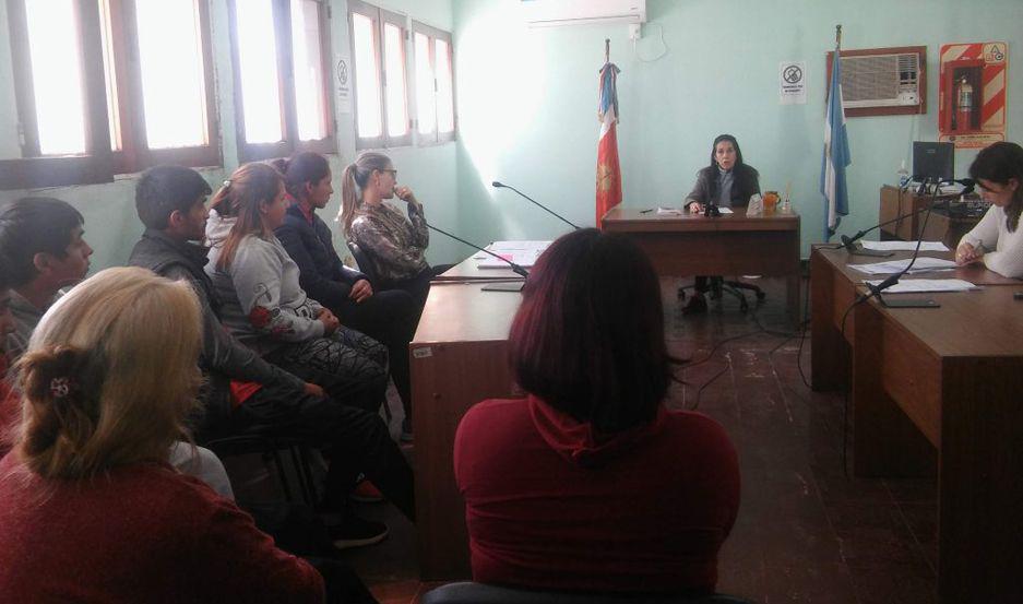 Detienen a siete personas por atacar a pintildeas patadas y rebencazos a una maestra