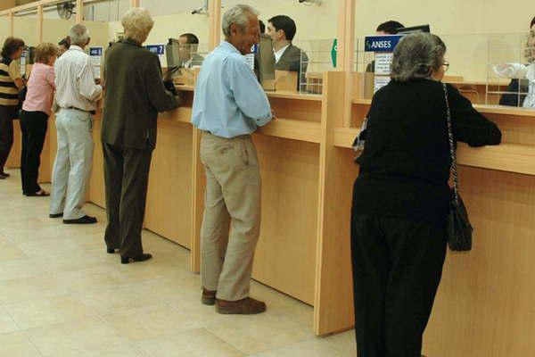 Maacutes de 18 mil jubilados santiaguentildeos cobraraacuten un adicional de 900 en octubre y noviembre