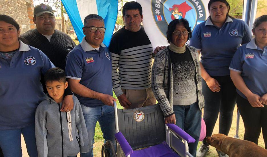 La Brigada Solidaria Loreto hizo entrega de una silla de ruedas a una vecina de Monte Redondo que había sufrido un ACV