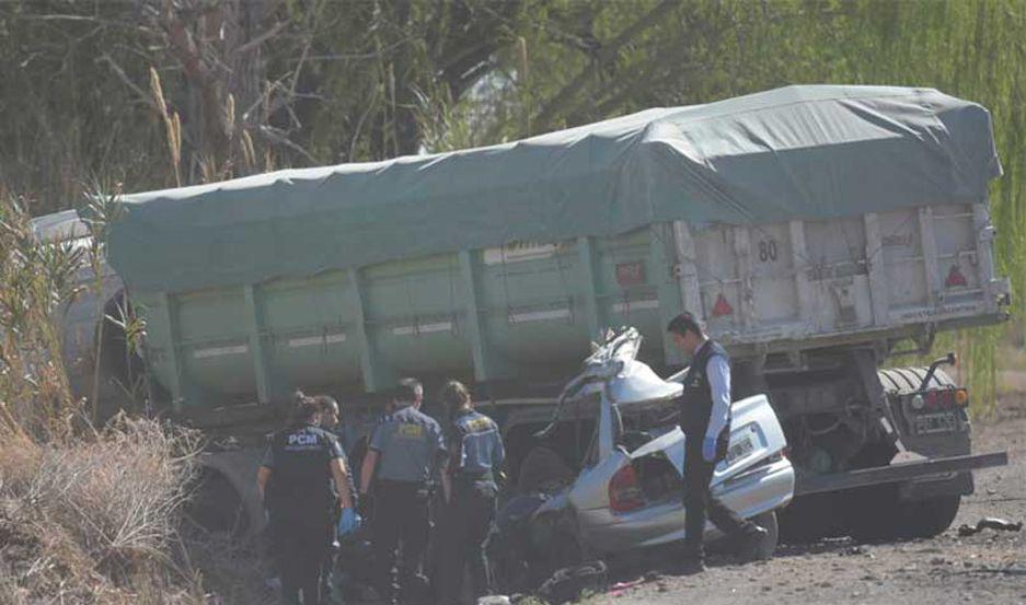 Cinco personas fallecieron en el lugar luego de que el auto en el que se trasladaban impactó a un camión