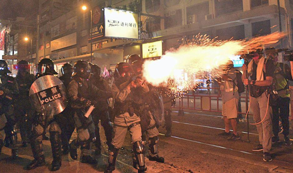 Manifestantes de Hong Kong queman bandera de China