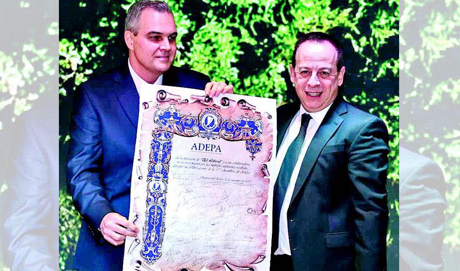 Una emotiva distincioacuten al Lic Ick de todos los medios