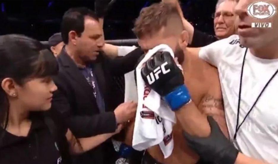 VIDEO  Una pelea de UFC terminoacute con botellazos del puacuteblico