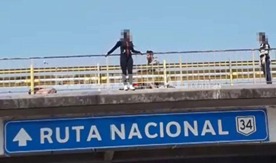VIDEO  Una joven quiso tirarse al vaciacuteo desde el puente de la autopista