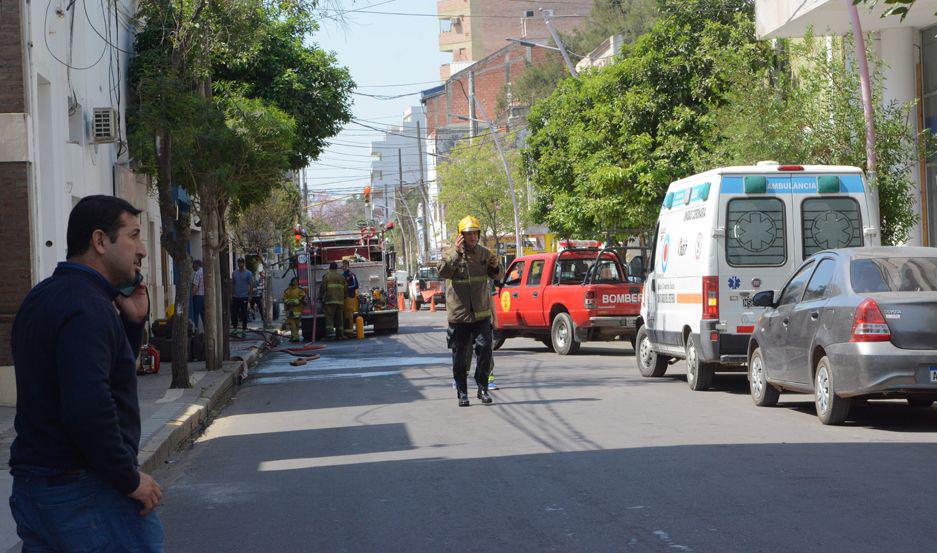 Paacutenico en pleno centro por un incendio que consumioacute el depoacutesito de conocido comercio