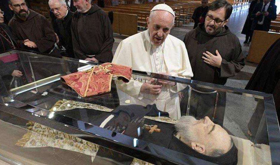 Hoy en el Diacutea de San Piacuteo iquestquieacuten es este cura milagroso que conquista fieles