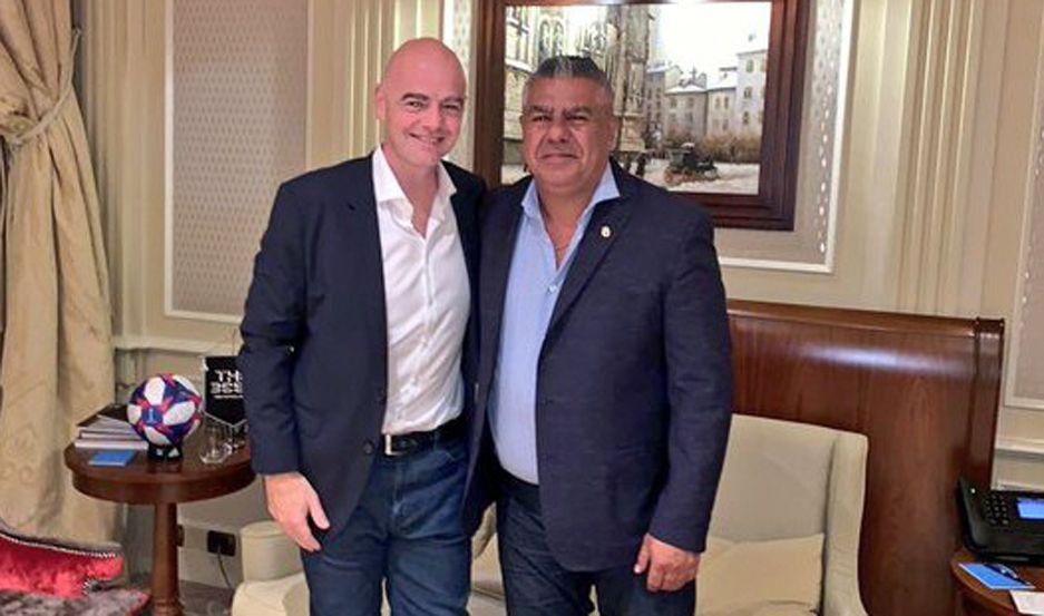 Claudio Tapia se reunioacute con Gianni Infantino