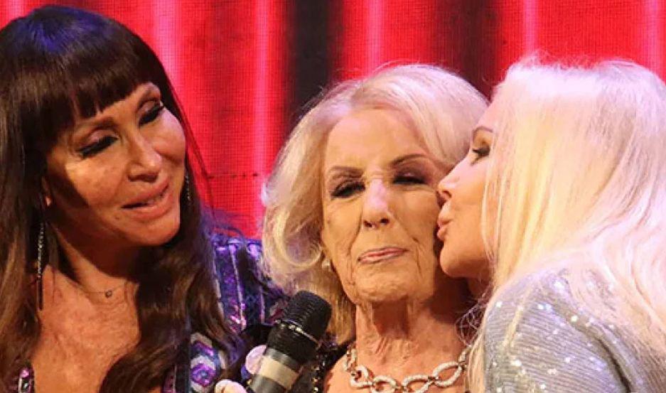 Mirtha Legrand aprovechoacute el encuentro con Moria Casaacuten y Susana Gimeacutenez para dejarse mimar